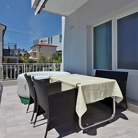 Apartment With Hot Tub Dramalj, - 25226